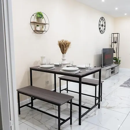 Holiday home Entire Stylish House-games Room-6 Guests Capacity Birmingham