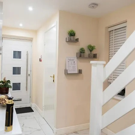 Entire Stylish House-games Room-6 Guests Capacity *